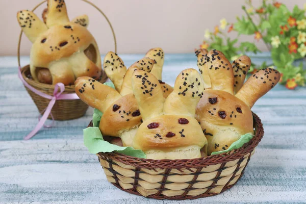 Paashaas Vorm Van Hazen Zijn Gelegen Een Rieten Manden Een — Stockfoto