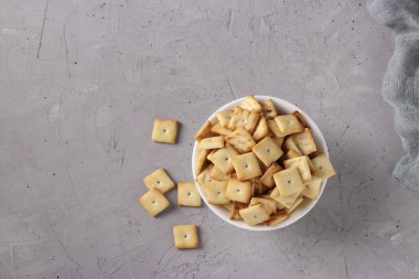 Beyaz seramik kasede beyaz kraker kurabiyeleri gri arka planda, Üst Manzara, Spacy Kopyala