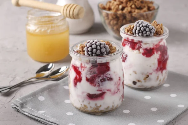 Granola Chrupiące Musli Miód Mrożonych Jeżyn Ser Wiejski Jogurt Naturalny — Zdjęcie stockowe