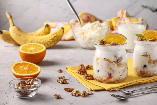 Granola Chrupiący Miód Musli Jogurtem Naturalnym Mrożone Jagody Banan Pomarańcze — Zdjęcie stockowe