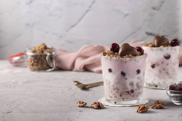 Czekoladowa Granola Jogurtem Wiśnie Orzechy Ozdobiona Czekoladowymi Sercami Okularach Szarym — Zdjęcie stockowe