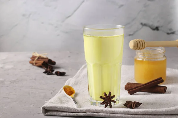 Ayurvedische Goldene Kurkuma Latte Milch Glas Mit Kurkumapulver Zimt Und — Stockfoto