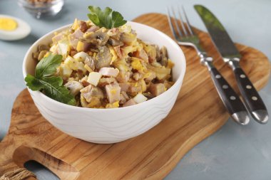 Jambonlu salata, yumurta, soğan ve mantarlar tahta bir kasede, yakın plan.