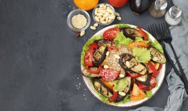 Patlıcanlı salata, domates, paprika, marul, susam, fıstık ezmesi sosu, koyu arkaplanda üst görünüm, yatay format, kopyalama alanı