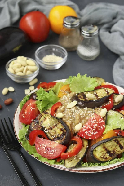 Sallad Med Aubergine Tomat Paprika Sallad Sesam Jordnötspastning Mörk Bakgrund — Stockfoto