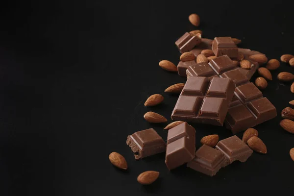 Ciocolată Migdale Fundal Întunecat Aproape Focalizare Selectivă Copiați Spațiul — Fotografie, imagine de stoc