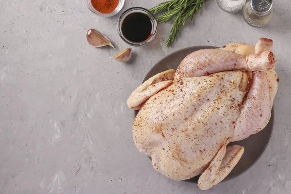 Mit Gewürzen Eingefettetes Rohes Huhn Paprika Pfeffer Sojasauce Und Knoblauch — Stockfoto