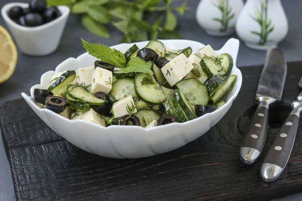 Salată Sănătoasă Castraveți Brânză Feta Măsline Negre Ulei Măsline Verdeață — Fotografie, imagine de stoc