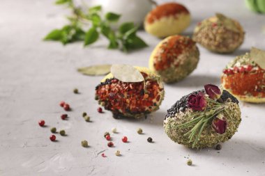 Paskalya yumurtalarının çeşitli baharat ve mısır gevrekleri ile eko tasarımı, gri beton arka planda boya ve koruyucular olmadan, Yakın plan, Boşluğu Kopyala