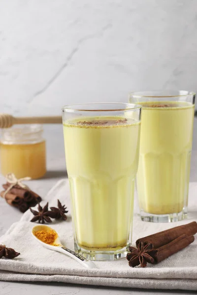 Ayurvedische Goldene Kurkuma Latte Milch Zwei Gläsern Mit Kurkuma Pulver — Stockfoto