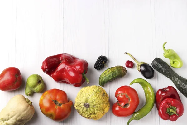 Άσχημα Βιολογικά Λαχανικά Και Μούρα Αγγούρι Γλυκές Και Καυτερές Πιπεριές — Φωτογραφία Αρχείου