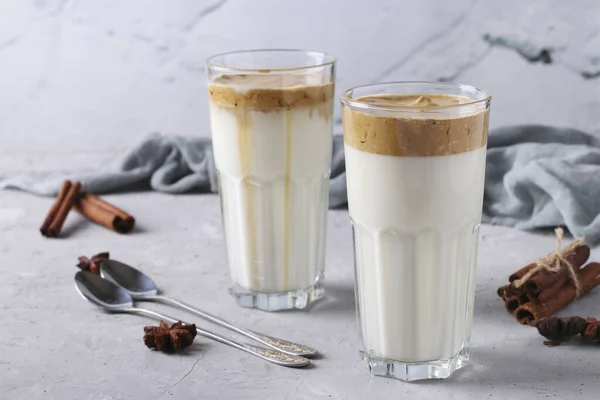 Eiskaffee Dalgona Hohen Gläsern Mit Gewürzen Auf Hellgrauem Betongrund Koreanische — Stockfoto