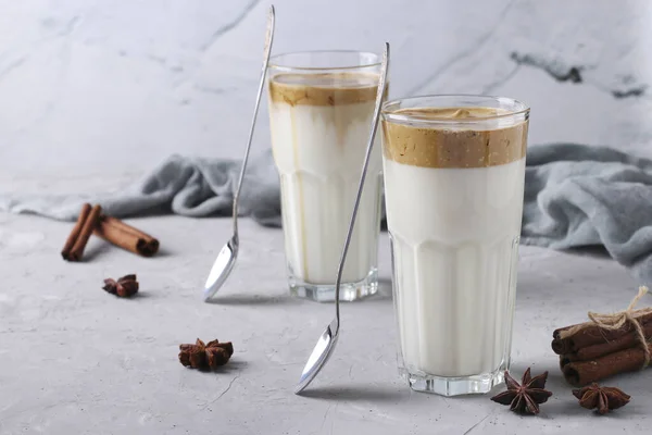 Eiskaffee Dalgona Hohen Gläsern Mit Gewürzen Auf Hellgrauem Betongrund Koreanische — Stockfoto