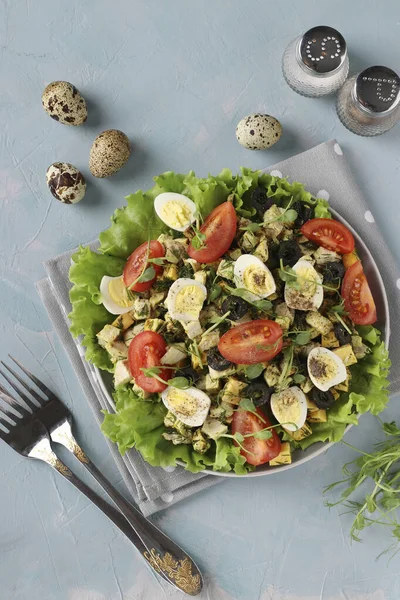 Salată Organică Pui Roșii Cherry Ouă Prepeliță Măsline Negre Microverdeață — Fotografie, imagine de stoc