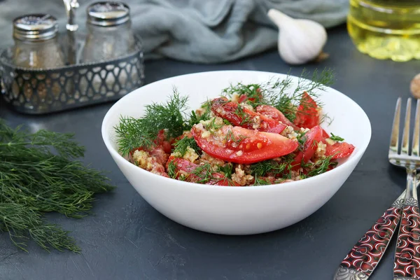 Ensalada Tomate Fresco Con Ajo Eneldo Aderezo Nuez Tazón Blanco — Foto de Stock