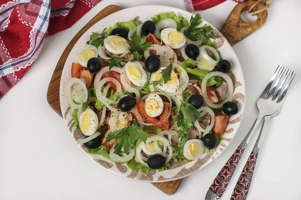 Salată Sănătoasă Ton Conservat Roșii Ouă Prepeliță Măsline Negre Ceapă — Fotografie, imagine de stoc