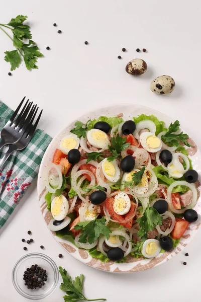Friska Sallad Med Konserverad Tonfisk Tomater Vaktelägg Svarta Oliver Vit — Stockfoto