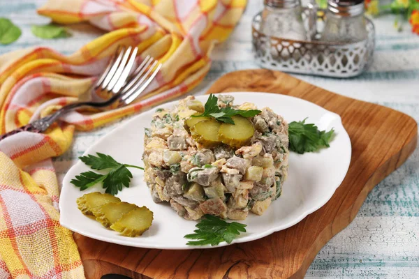 Tavuklu salata, omlet ve beyaz tabakta salatalık turşusu, yatay format, yakın plan.