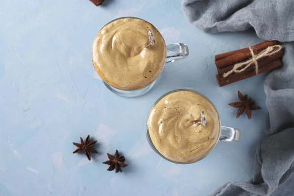 Eiskaffee Dalgona Zwei Gläsern Mit Gewürzen Auf Hellblauem Hintergrund Koreanischer — Stockfoto