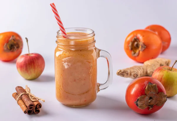 Hausgemachter Smoothie Aus Kaki Äpfeln Ingwer Und Zimt Zur Erhöhung — Stockfoto