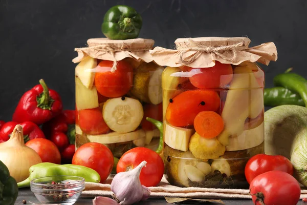 Assorterede Syltede Agurker Patissons Peberfrugter Courgetter Tomater Krukker Mørk Baggrund - Stock-foto