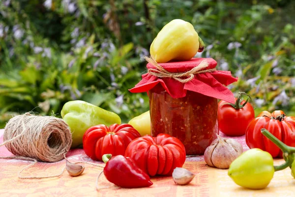 Adjika Casera Con Tomates Pimientos Ajo Los Bancos Vidrio Encuentra — Foto de Stock