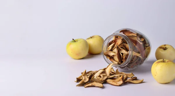 Chips Äpplen Glasburk Och Bitar Denna Frukt Vit Bakgrund Horisontellt — Stockfoto