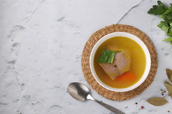 Bouillon Domácího Kuřete Zeleninou Pepřem Bobkovým Listem Bílé Míse Mramorovém — Stock fotografie