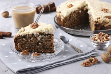 Ev yapımı, fındıklı ve tarçınlı kek gri beton arka plan, yatay format