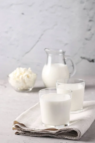 KefirまたはAyran発酵飲料は 2つのガラスで 牛乳はジャグで カッテージチーズは薄い灰色の背景でボウルに入れます — ストック写真