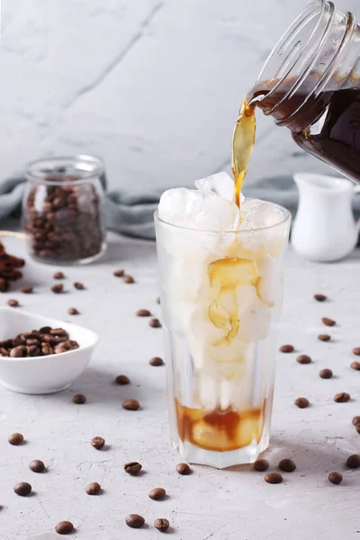 Café Frío Vierte Vaso Alto Con Cubitos Hielo Sobre Fondo — Foto de Stock