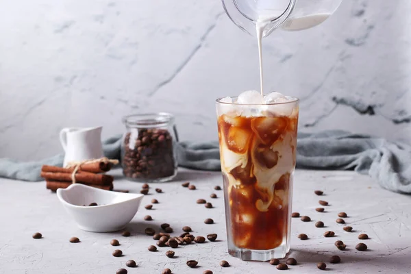 Kalter Kaffee Einem Hohen Glas Das Sahne Gegossen Wird Die — Stockfoto