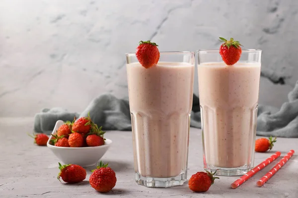 Zwei Portionen Hausgemachter Proteincocktail Mit Frischen Erdbeeren Und Joghurt Gläsern — Stockfoto