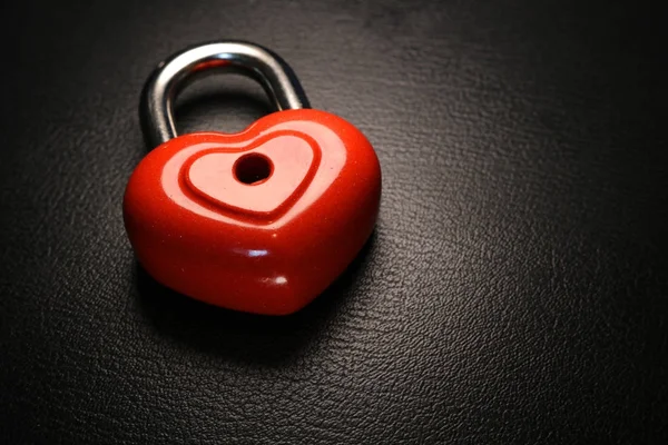 Candado Forma Corazón Sobre Fondo Oscuro — Foto de Stock