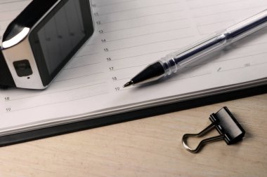 Tahta arka planda notlar ve ofis malzemeleri için not defteri. Günlük kayıt.