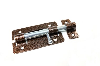 Beyaz arka planda metal mandal. Kapı sürgüsü.