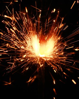 İşçi fabrikada çelik kaynıyor.