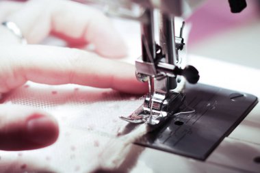 Atölyedeki dikiş makinesini kapat.