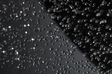 Koyu arkaplanda su kabarcıkları