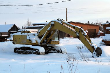 Karlı kış çayırında traktör