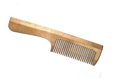 Beyaz arkaplanda saç tarağı izole edildi