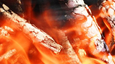 Ateşle yanan odunları kapat