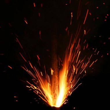 Kaynak kıvılcımları siyah arkaplanda