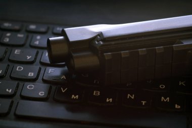 Bilgisayar klavyesinde siyah tabanca