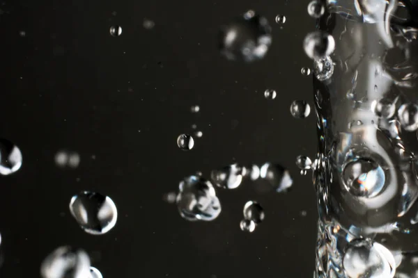 Vatten Droppar Svart Bakgrund — Stockfoto