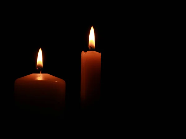 Kerzen Leuchten Auf Schwarzem Hintergrund — Stockfoto