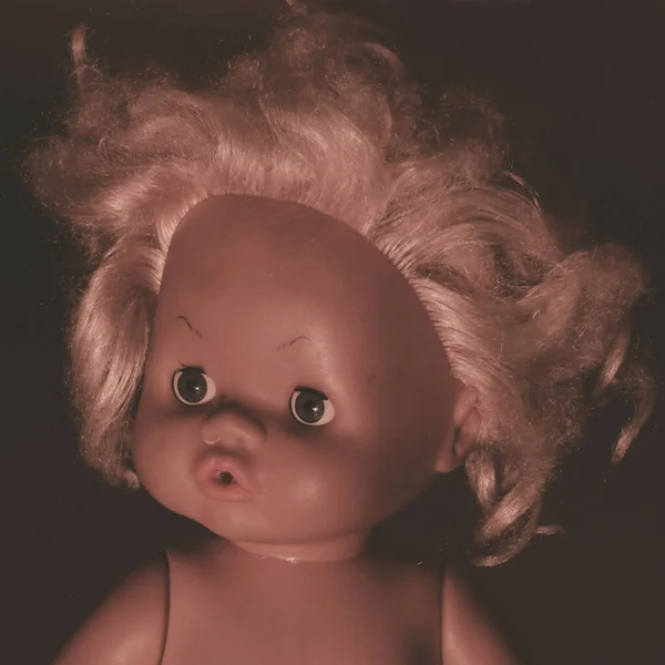 Alte Puppe Auf Dunklem Hintergrund — Stockfoto