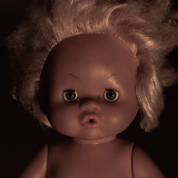 暗い背景の古い人形 — ストック写真