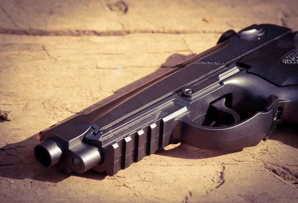 Pistola Negra Sobre Fondo Madera — Foto de Stock