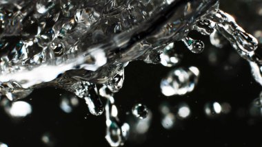 Siyah arkaplanda su damlaları 